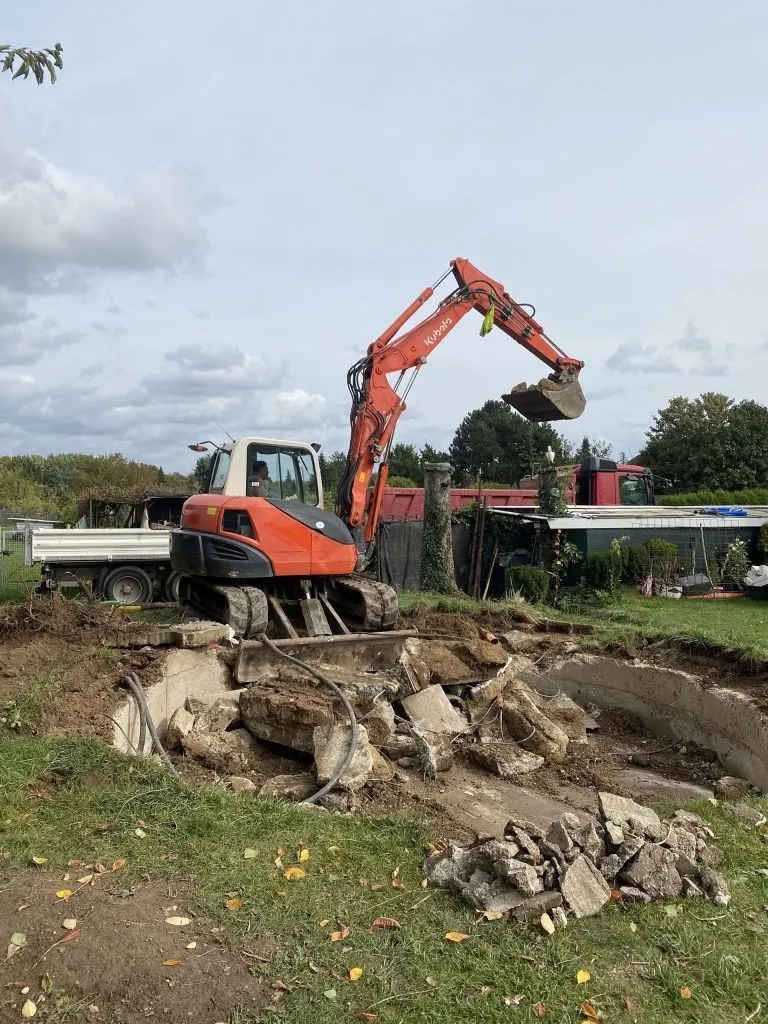 Bagger bricht ein altes Fundament ab