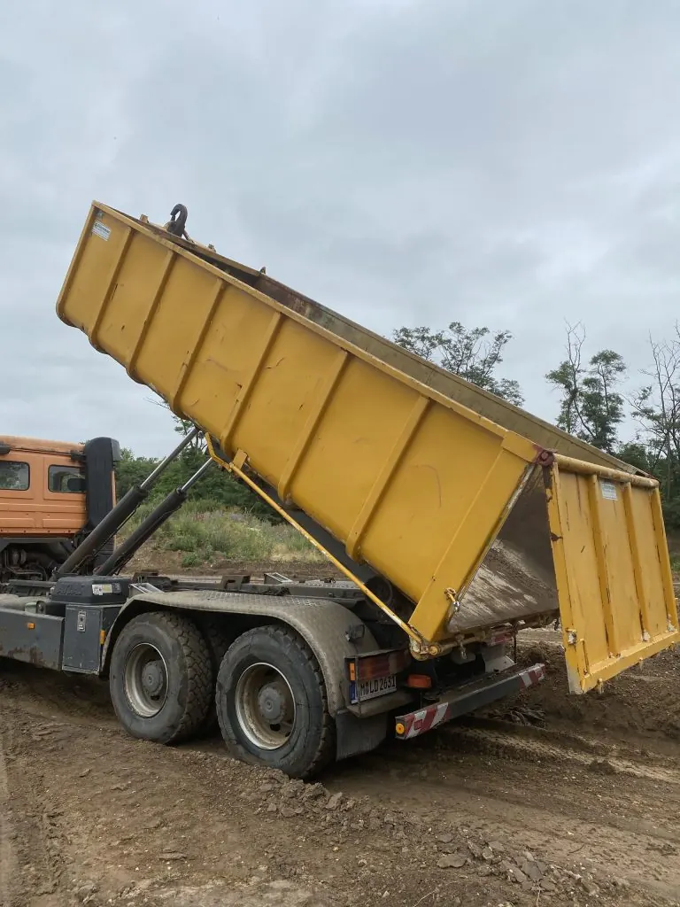Abrollcontainer wird vom LKW abgeladen